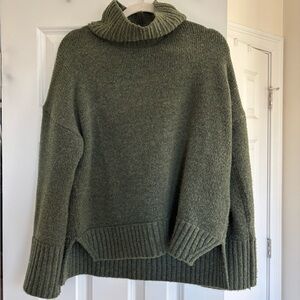 Abercrombie & Fitch Women’s Tuckable Easy Turtleneck Sweater in Olive Green